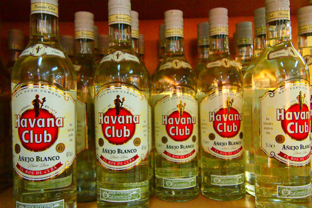 Rij flessen Havana Club Añejo Blanco rum in een winkel in Cuba.