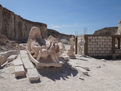 Witte steenbeelden in een steengroeve bij Arequipa, Peru, langs de Route Peru.