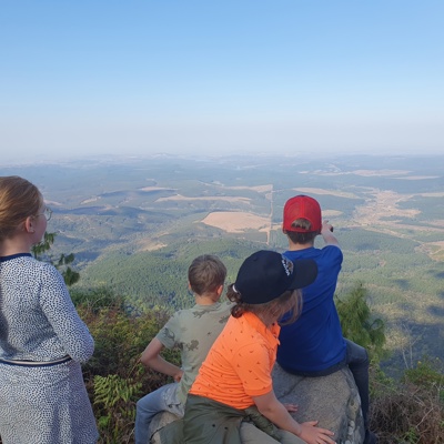 Kinderen kijken uit over het berglandschap langs de Tuinroute in Zuid-Afrika.