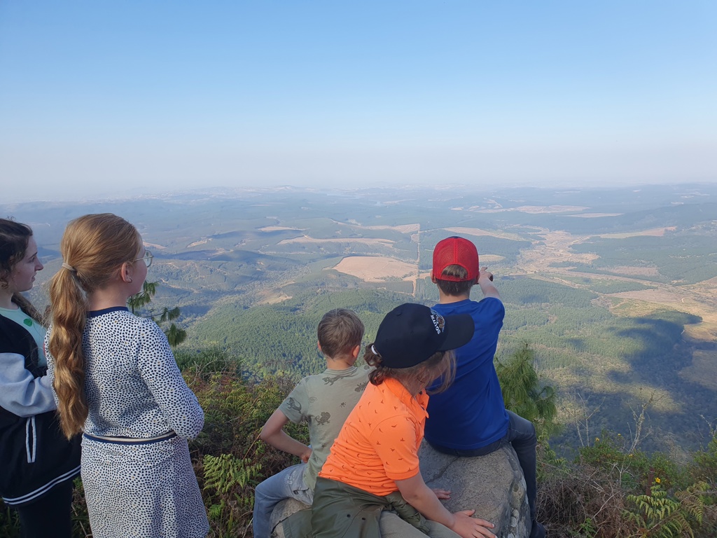 Kinderen kijken uit over het berglandschap langs de Tuinroute in Zuid-Afrika.