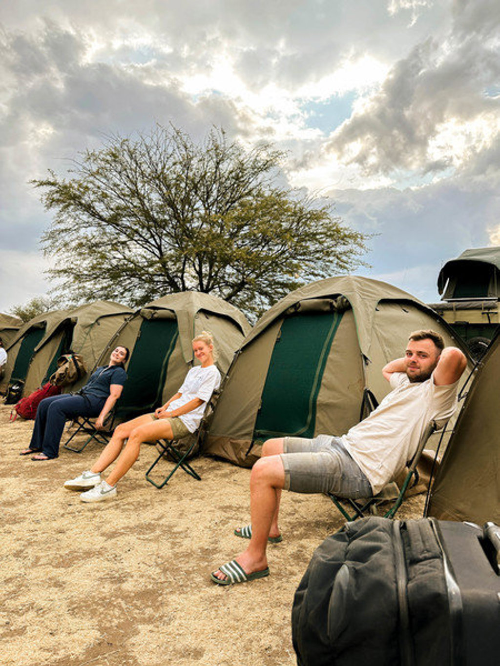 Reizigers ontspannen bij safaritenten tijdens 22-35ers reis Kenia & Tanzania.