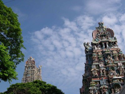 Hindoetempel met rijk versierde gopuram-torens tussen groene bomen in Zuid-India.