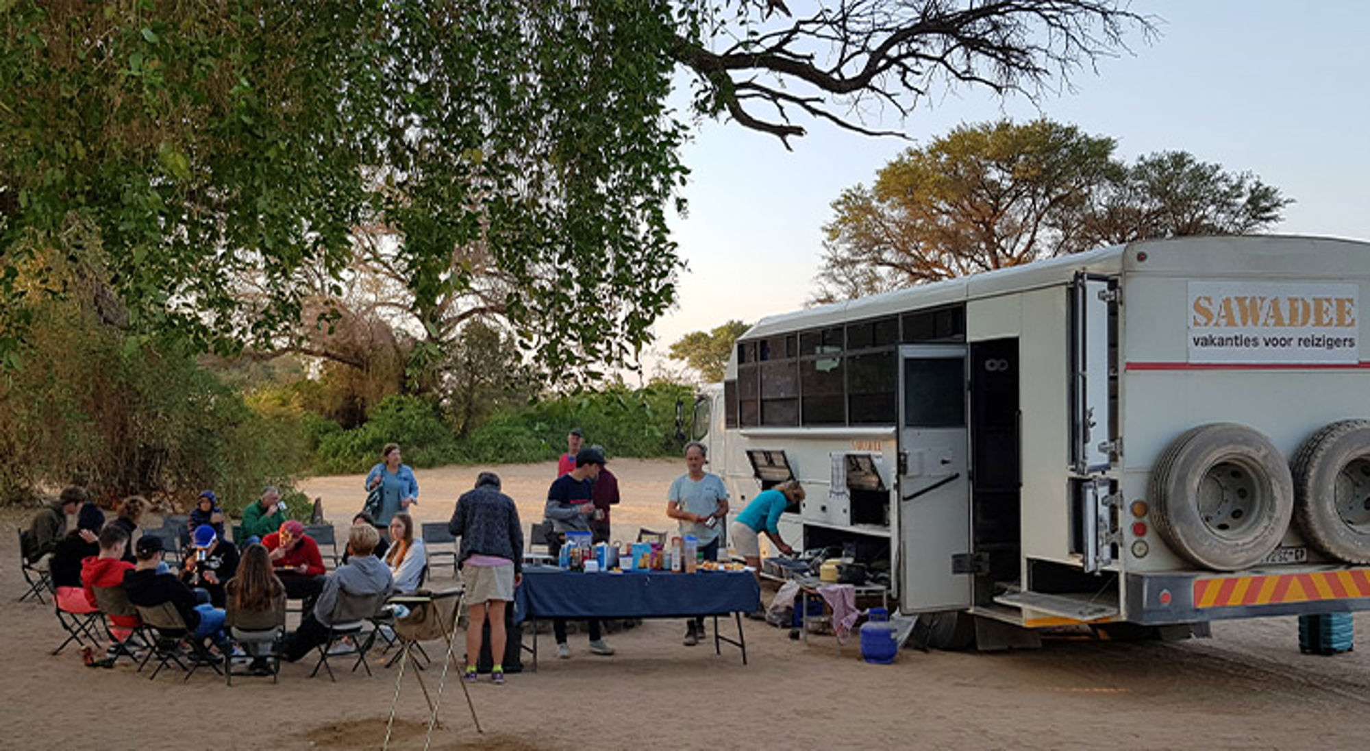 Kamperen Namibië Groepsreis met kampeertruck en gezamenlijke maaltijd op een camping in de natuur.
