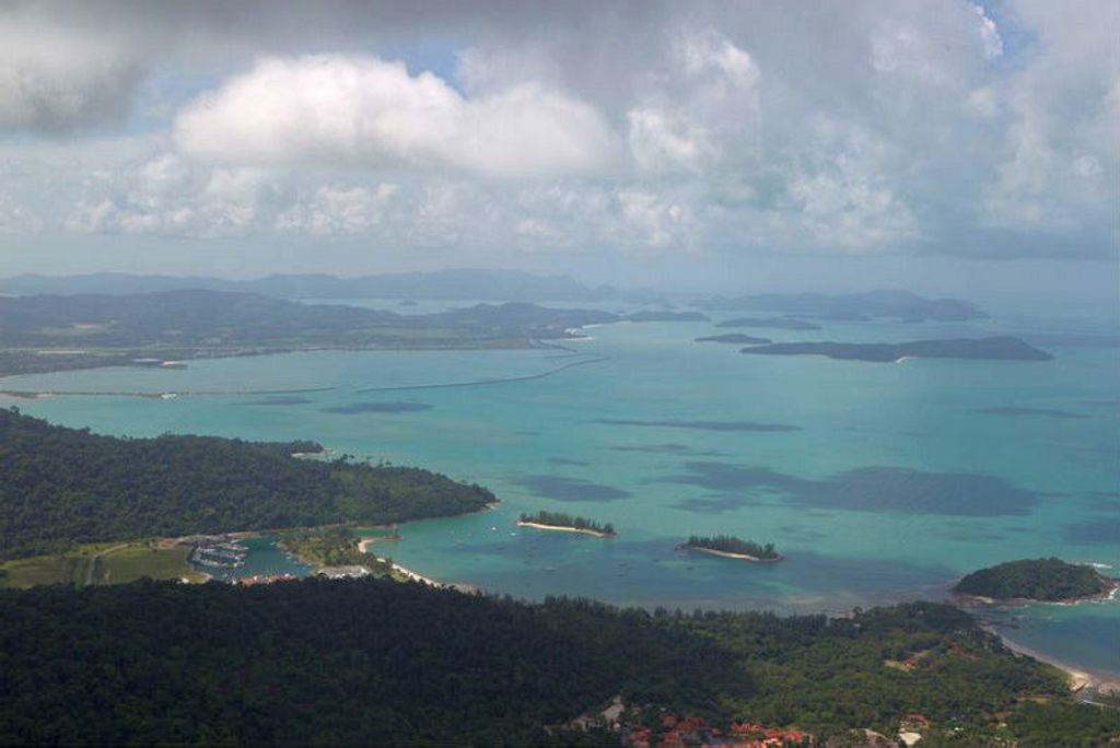 Panoramisch uitzicht op een turquoise baai met eilanden aan de kust van Maleisië tijdens de rondreis Maleisië Hoogtepunten.
