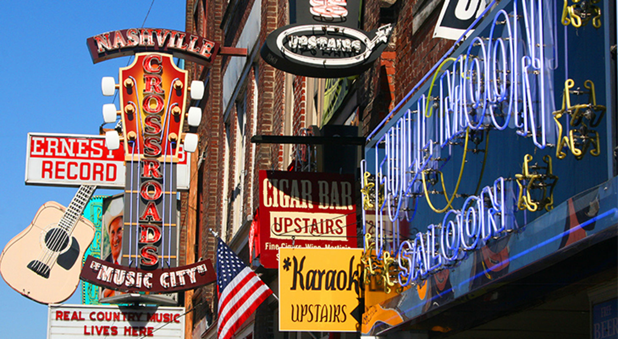 Neonreclames en uithangborden op Broadway in Nashville, Music City.