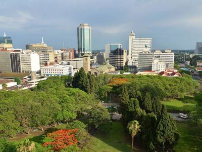 Skyline van Harare met hoogbouw en groen stadspark in Zimbabwe.