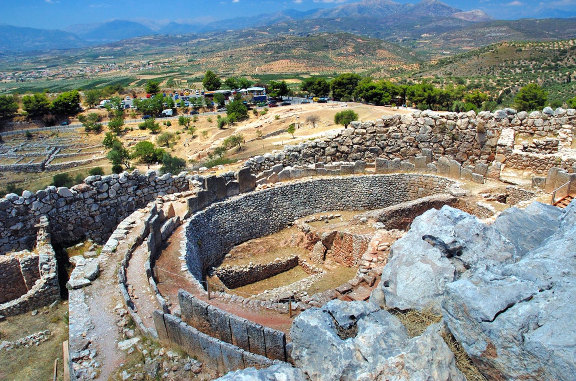 Ruïnes van het antieke theater in Mycene met uitzicht over de Argolis-vallei in Griekenland.