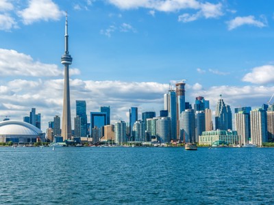 Skyline van Toronto met de CN Tower aan het water, start van Route Oost-Canada 12 dagen.