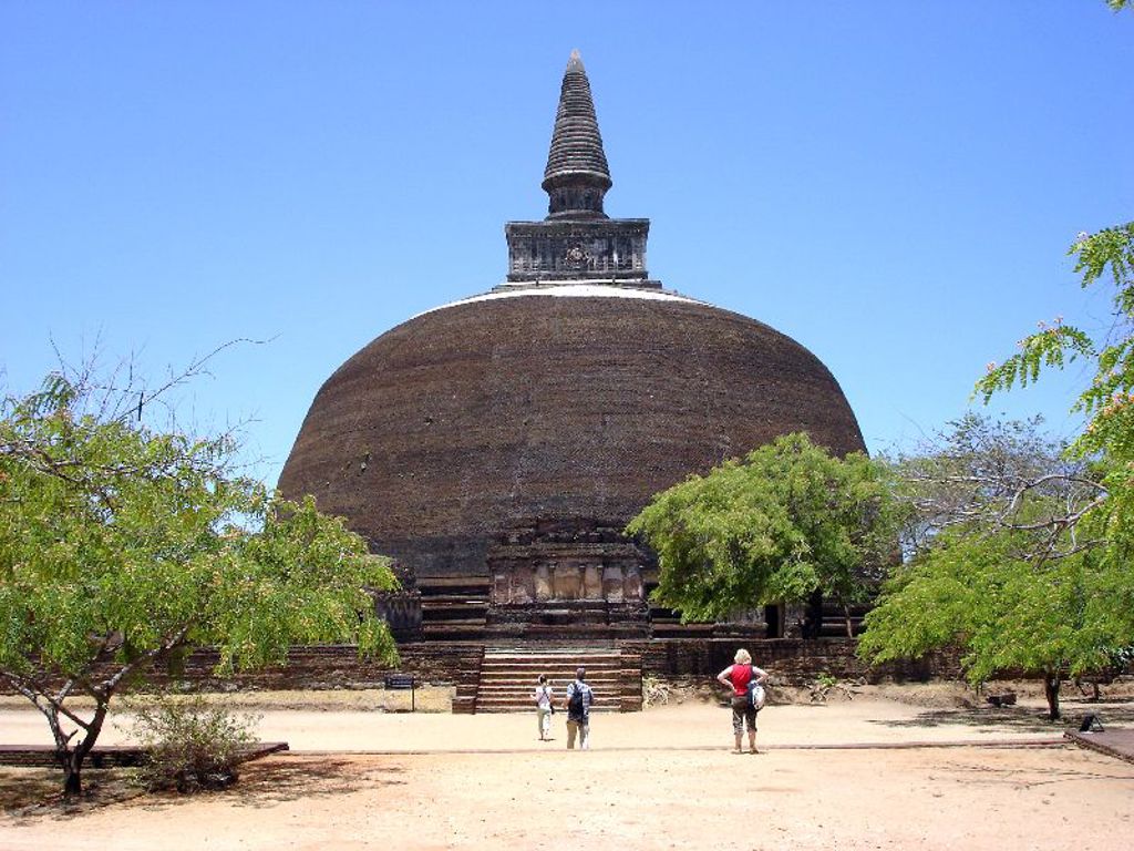 Grote boeddhistische stoepa in Anuradhapura, Sri Lanka, tijdens een groepsrondreis langs hoogtepunten.