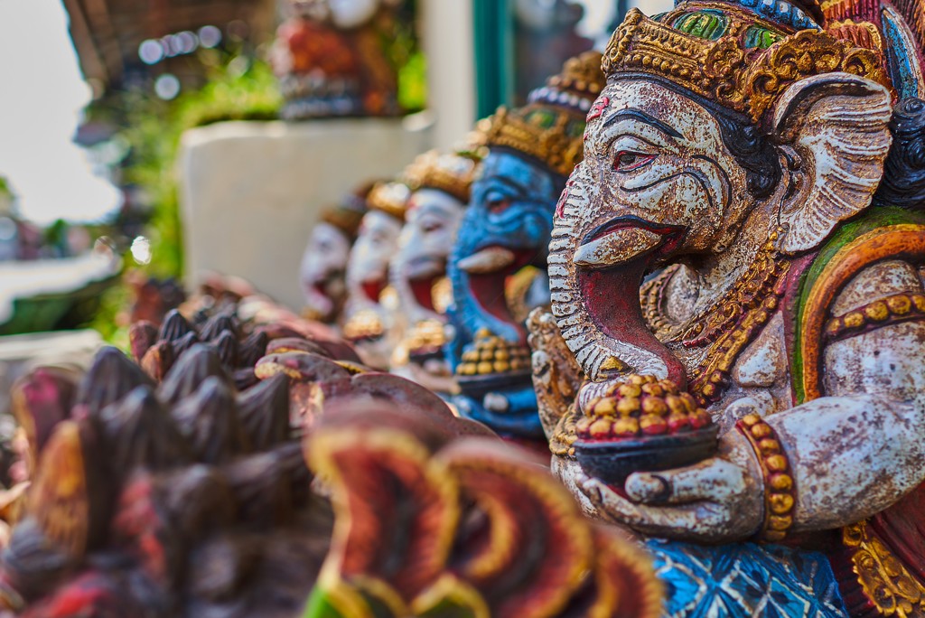 Gekleurde Ganesha-beelden bij een Balinese tempel, passend bij de groepsrondreis Bali.