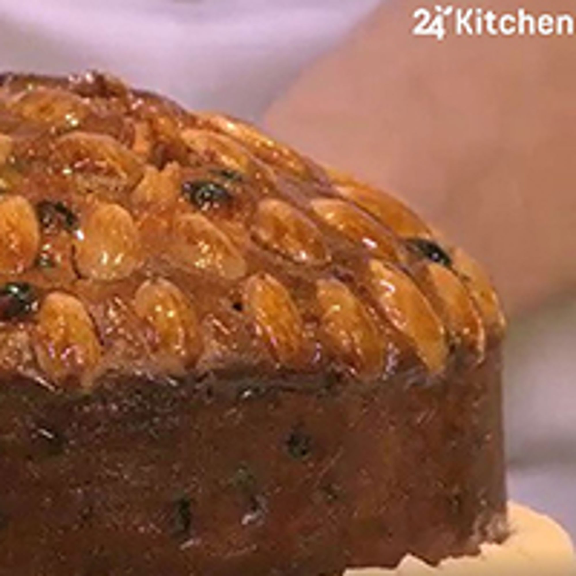 Close-up van een zoet broodje met amandelen en rozijnen.