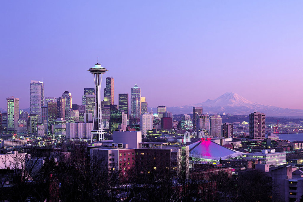 Skyline van Seattle met de Space Needle en Mount Rainier tijdens zonsondergang, Verenigde Staten Noordwest.