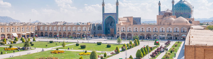 Panorama van het Naqsh-e Jahan-plein in Isfahan, Iran, met de Imam-moskee en blauwe koepel.