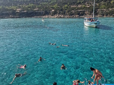 Zwemmen en snorkelen in helderblauw zeewater tijdens een boottocht op Cyprus familiereis.