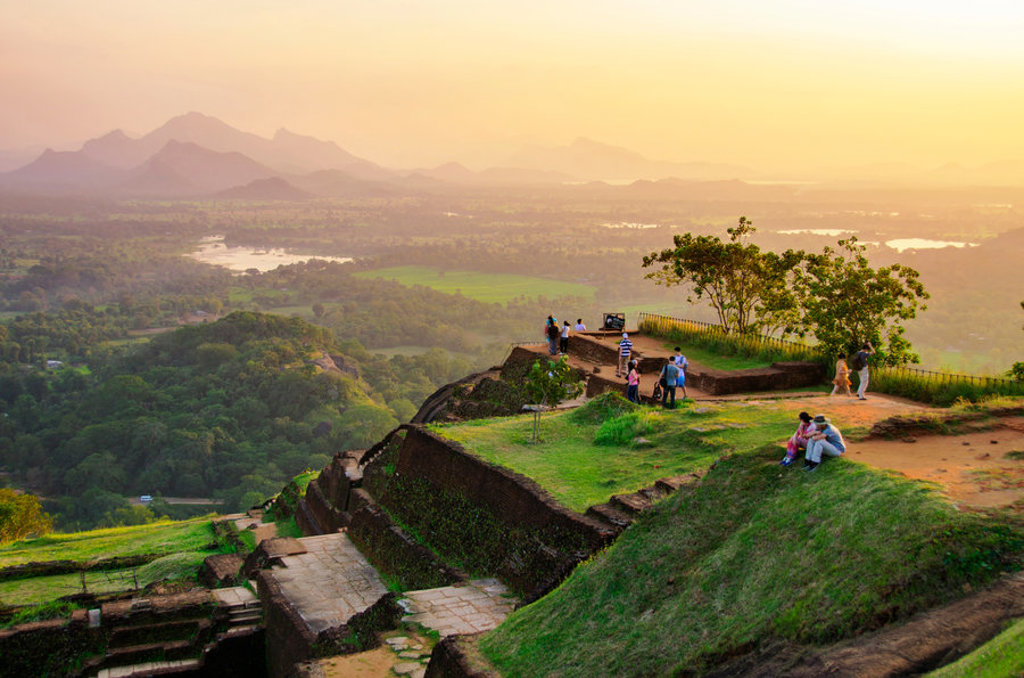 Uitzicht vanaf de Sigiriya-rots over groene valleien bij zonsondergang tijdens een 22-35ers reis Sri Lanka.