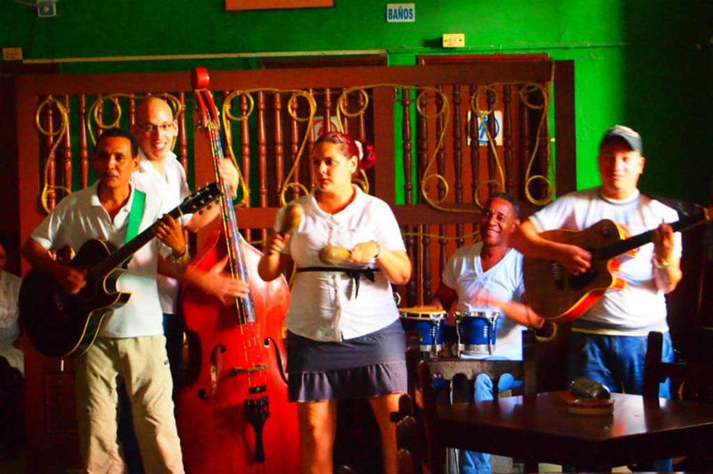Cubaanse band speelt live muziek in een bar tijdens de familiereis Cuba Hoogtepunten.