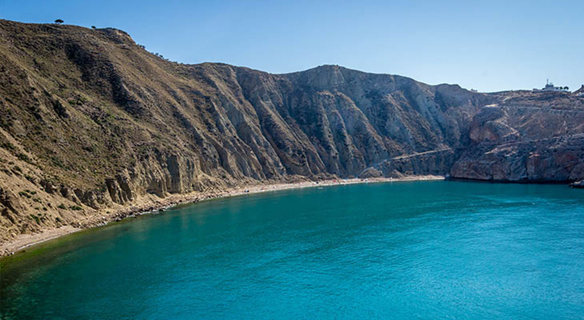 Nador zee Baai met turquoise water en steile rotskliffen aan de kust van Marokko.
