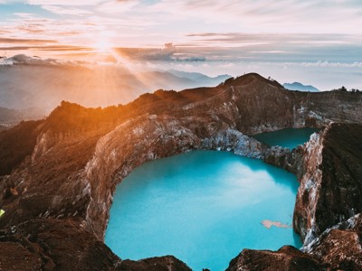 Turquoise kratermeer bij zonsopkomst op Flores, route Kleine Sunda eilanden.
