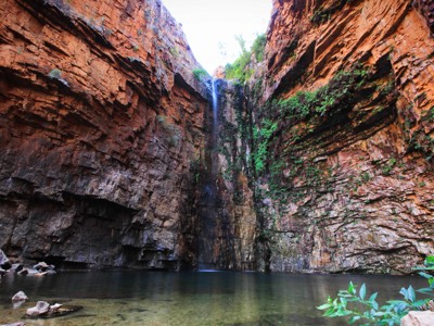 Waterval in een rode kloof met helder water in West-Australië tijdens de 25-daagse route.
