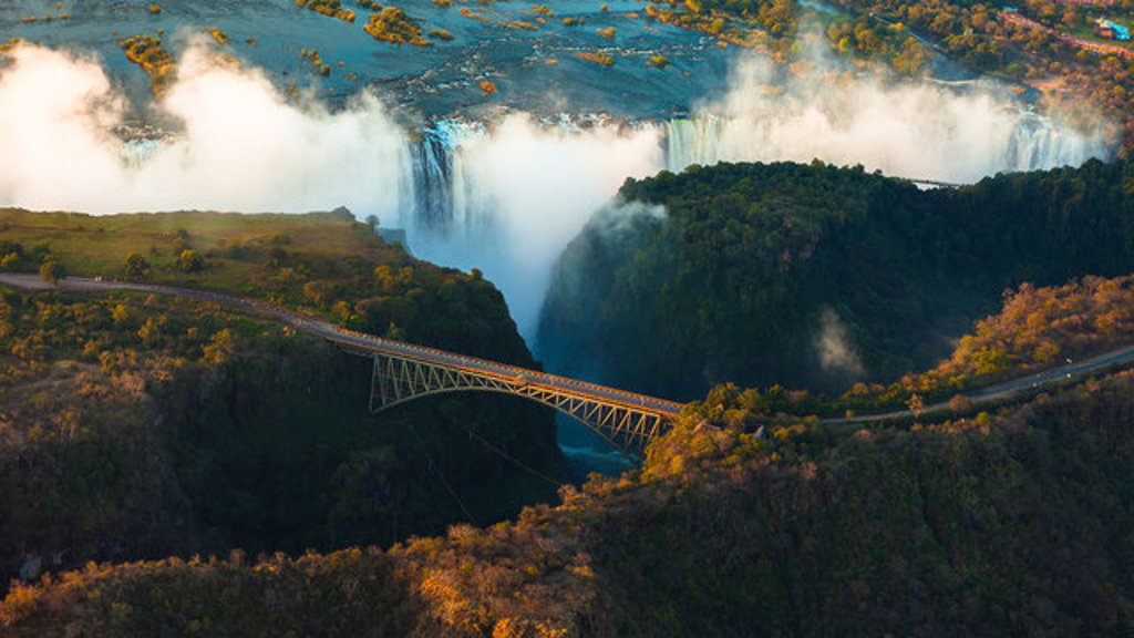Uitzicht op de Victoriawatervallen met brug over de kloof tijdens 22-35ers reis Zuidelijk Afrika.