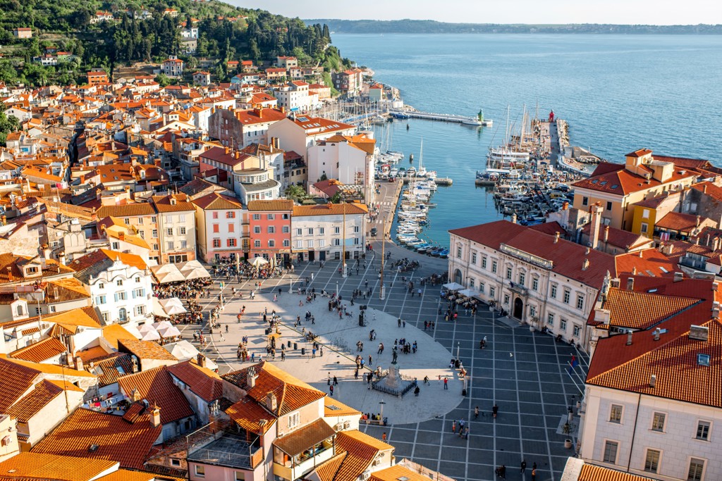 Uitzicht op het Tartiniplein en de jachthaven van Piran aan de Adriatische kust in Slovenië.
