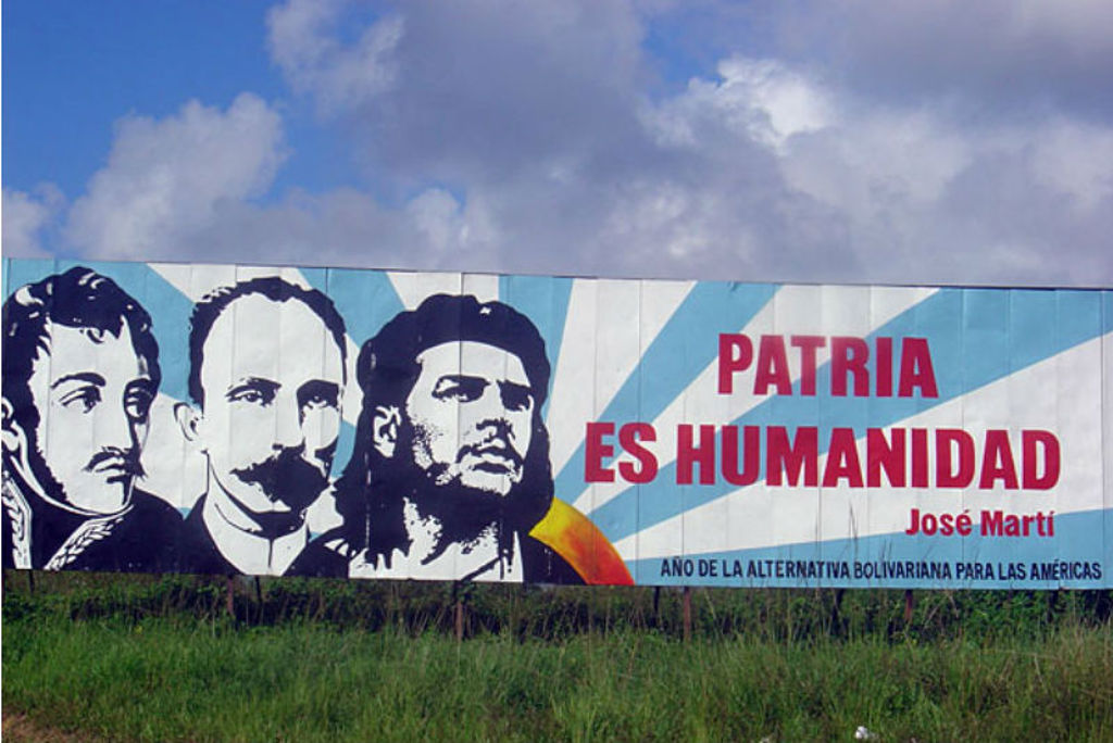 Muurschildering in Cuba met portretten en de tekst “Patria es humanidad” van José Martí.