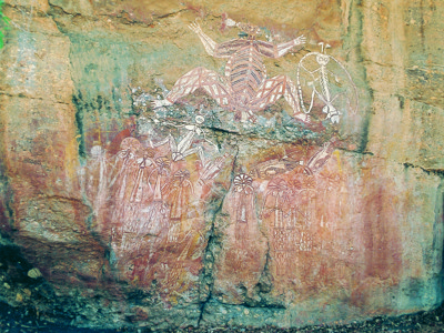 Rotskunst met traditionele schilderingen in Kakadu National Park tijdens de Route West Australië, 25 dagen.