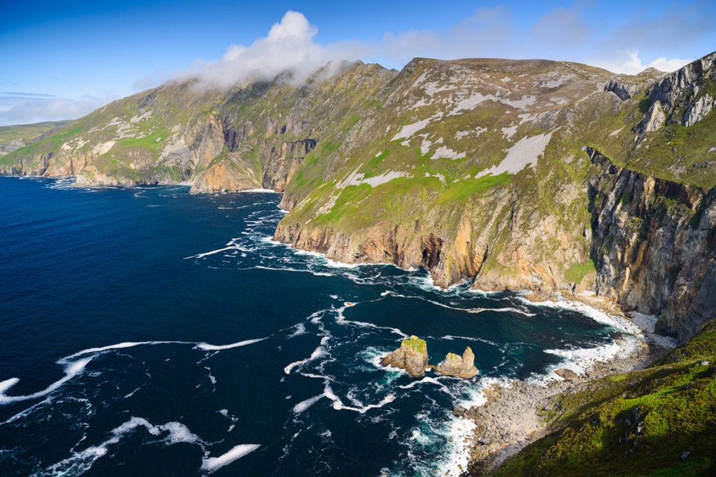 Groene kliffen aan de Atlantische kust van Ierland tijdens een groepsrondreis Noord-Ierland & Ierland.