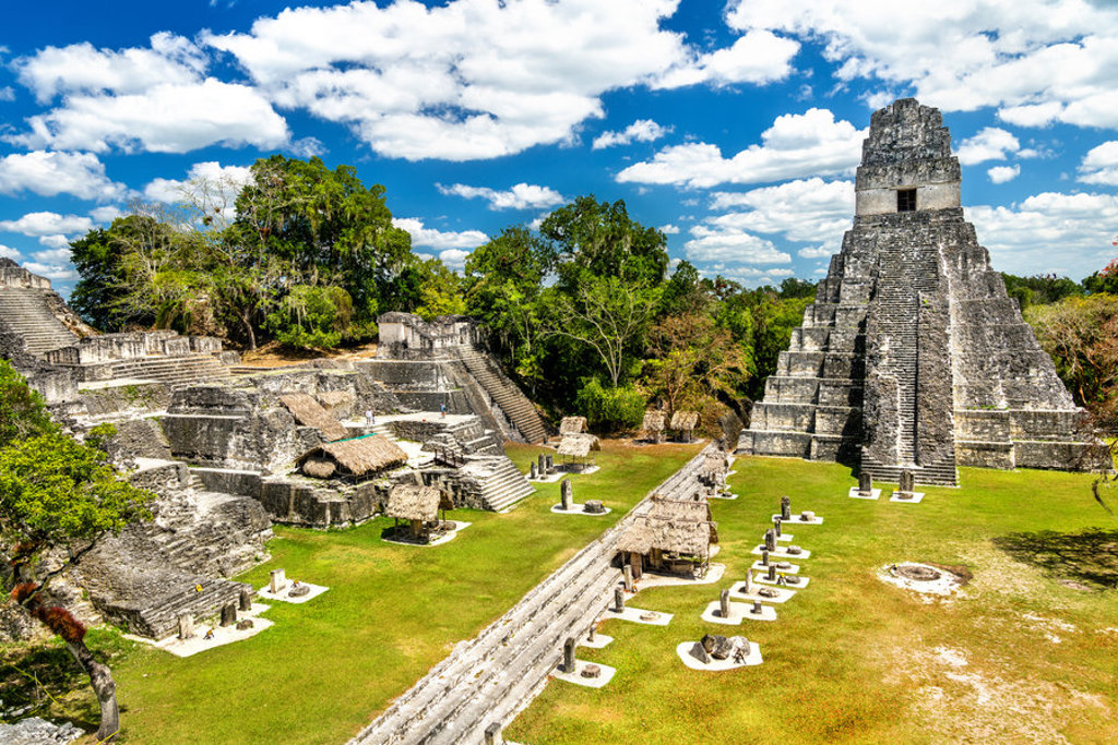 Maya-tempels en ruïnes in Tikal, Guatemala, tijdens een familiereis Guatemala en Belize.