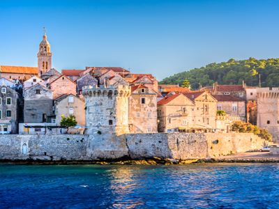 Oude stad Korčula met stadsmuren en torens aan zee, Kroatië.