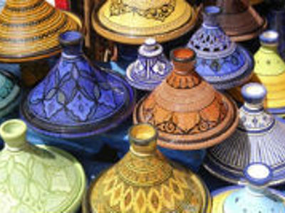 Kleurrijke Marokkaanse tajines en aardewerken potten op een markt, Route Marokko.