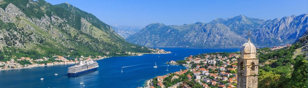 Uitzicht over de baai van Kotor met bergen, stad en cruiseschepen tijdens een groepsrondreis Balkan.