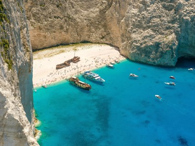 Uitzicht op Navagio Beach op Zakynthos met scheepswrak, witte kliffen en turquoise zee.