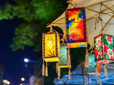 Kleurrijke Thaise lantaarns op een avondmarkt tijdens de route door Thailand.