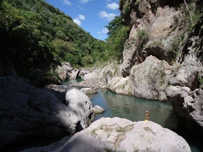 Rivierkloof met rotsen en helder water tijdens de route Costa Rica en Nicaragua.
