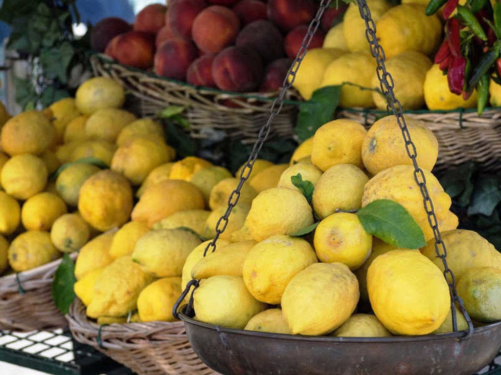Citroenen en perziken op een markt aan de Amalfikust in Italië.
