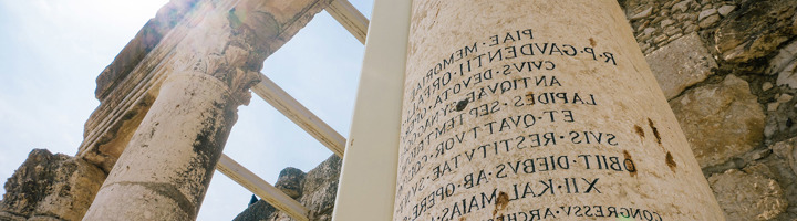 Zuilen van Romeinse ruïnes in Israël, passend bij singlereizen Israël.
