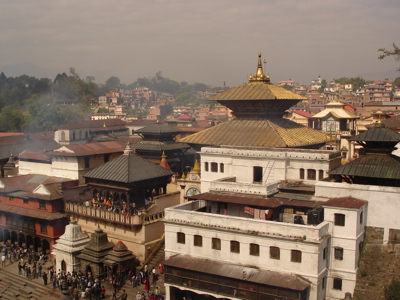 Pashupatinath-tempelcomplex in Kathmandu, Nepal, met gouden daken en crematieplatforms aan de Bagmati-rivier.
