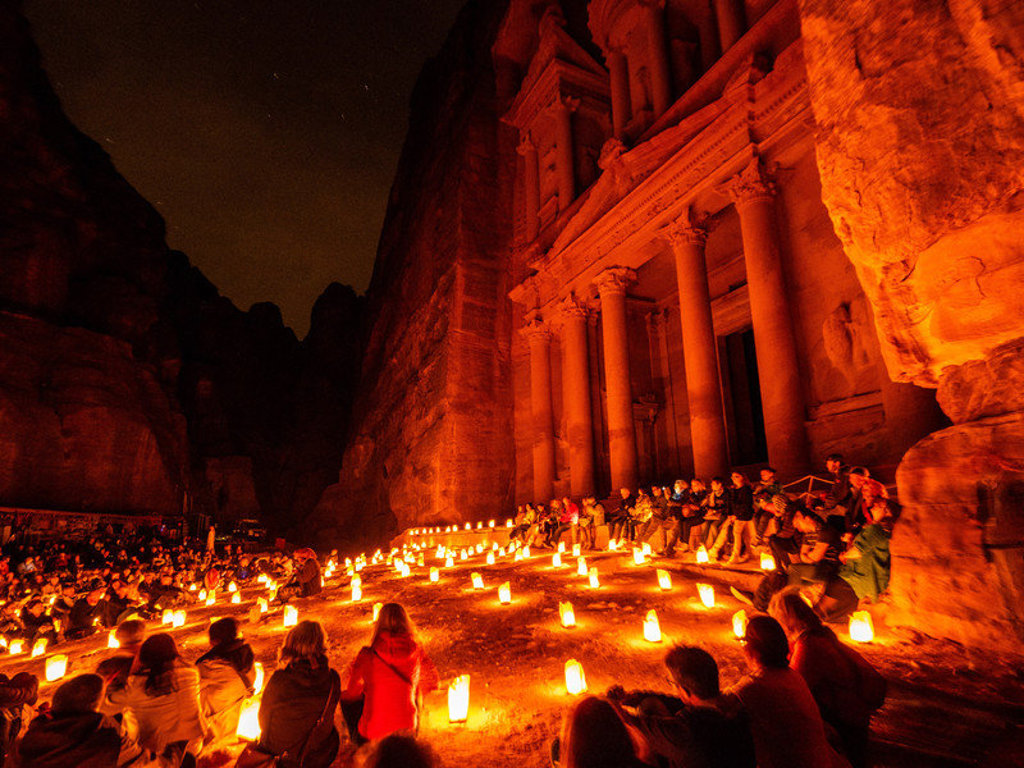 De Schatkamer (Al-Khazneh) in Petra, Jordanië, verlicht door kaarsen tijdens een avondtour.