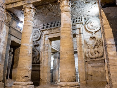 Interieur van de catacomben van Kom el Shoqafa in Alexandrië, met zuilen en reliëfs in steen.