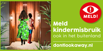 Campagnebeeld met vrouw en kind bij hoteldeur en oproep: “Meld kindermisbruik ook in het buitenland”.