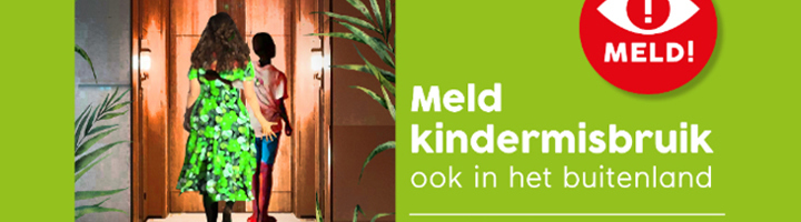 Campagnebeeld met vrouw en kind bij hoteldeur en oproep: “Meld kindermisbruik ook in het buitenland”.