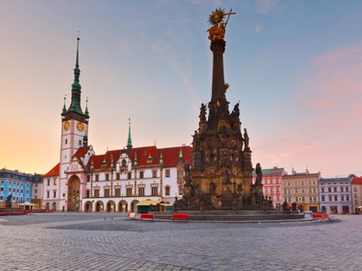 Stadhuis van Olomouc en de Drievuldigheidszuil op het Horní náměstí bij zonsondergang, Centraal Europa.