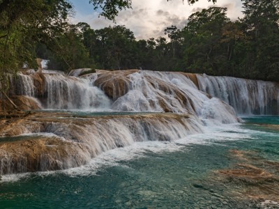 Watervallen van Agua Azul in Chiapas, Mexico, met helderblauw water en jungle op de achtergrond.