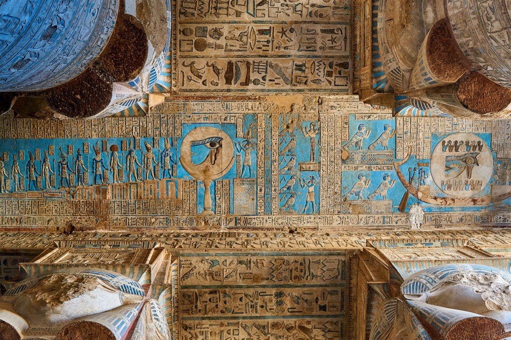Plafond met hiërogliefen en kleurrijke reliëfs in een Egyptische tempel tijdens groepsrondreis Egypte.