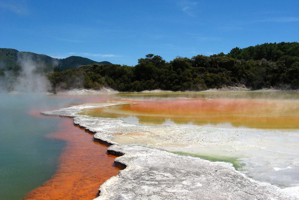 Stomende geothermische bron met kleurrijke waterlagen in Rotorua, Nieuw-Zeeland.