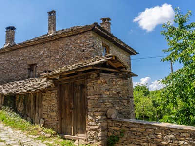 Traditioneel stenen huis in de Bulgaarse Balkan, langs de route Bulgarije in 8 dagen.