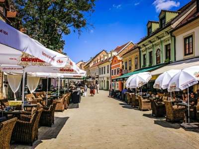 Gezellige straat met terrassen en kleurrijke gevels in het centrum van Zagreb, startpunt van de Route Zuid-Oost Europa.
