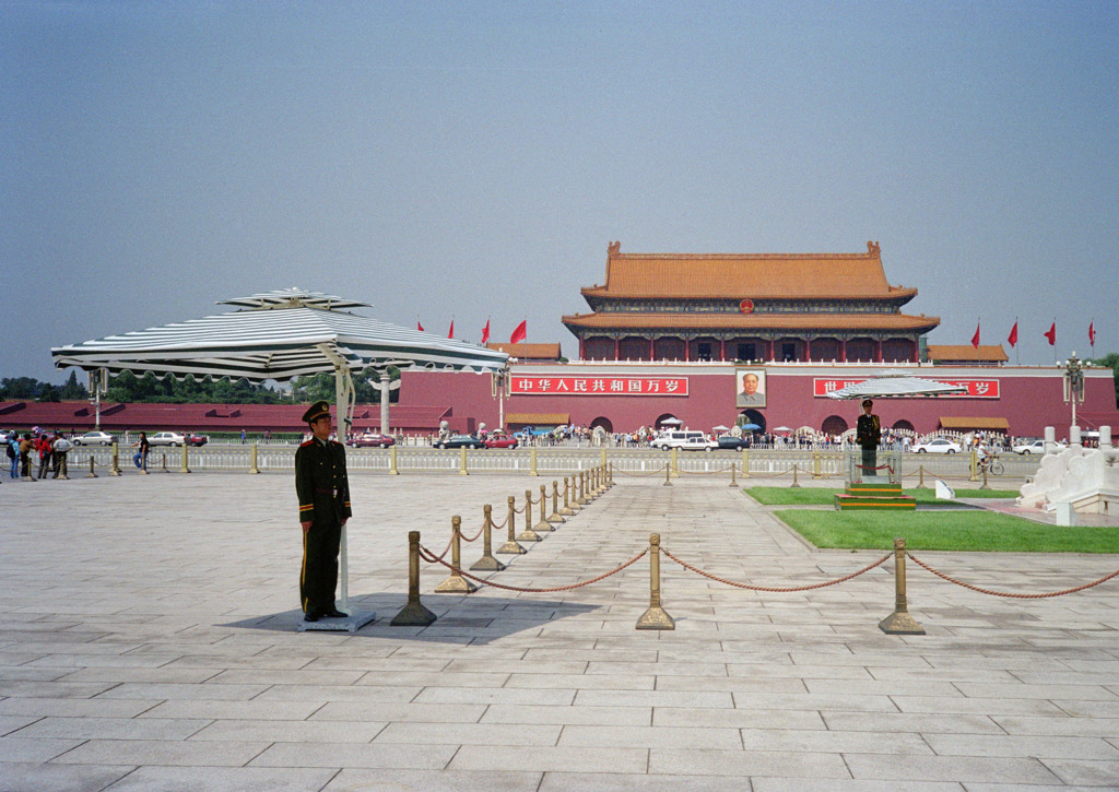 Tiananmenplein in Beijing met erewacht en de Poort van de Hemelse Vrede op de achtergrond.