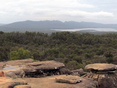 Uitzicht over rotsplateau, bos en bergketen tijdens de Route Australië kampeer- & hotelreis van 21 dagen.